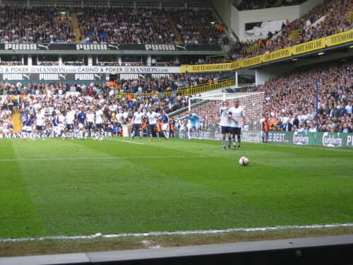 Spurs defend a free kick