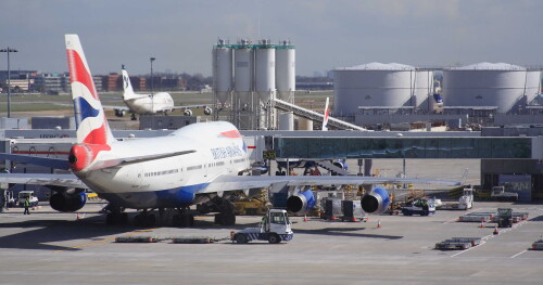 Contrary to popular news reports, you can clearly see luggage being loaded on to a plane at T5.  Not sure it's the correct luggage, but it's definitely going somewhere.