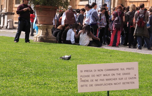 Pigeon's are apparently <i>not</i> multilingual.

Neither is the tourist in the background =].