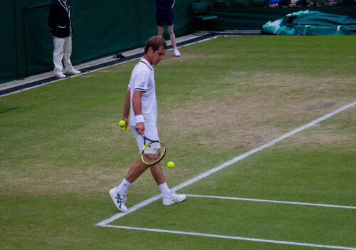 Despite Gasquet chaining everything down, Mayer seemed to be able to break serve at will.  Things were not looking good for Gasquet when the skies started to darken even further...