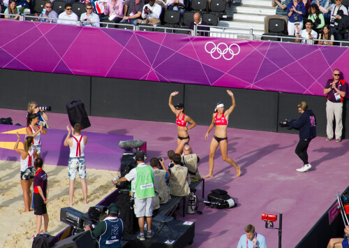 London 2012 - Beach Volleyball - Ladies Quarter Finals

Doris and Stefanie Schwaiger (who knocked out the British pair of Mullin & Dampney in the lucky loser match) step out.