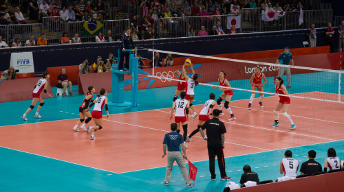 London 2012 - Volleyball - Ladies Quarter Finals 

Japan v China in the first quarter final.

Takeshita setting up an attack.