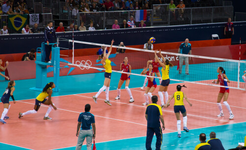 London 2012 - Volleyball - Ladies Quarter Finals 

Brazil v Russia in the second quarter final.  This one went to 5 sets.

Danielle passing to Thaisa