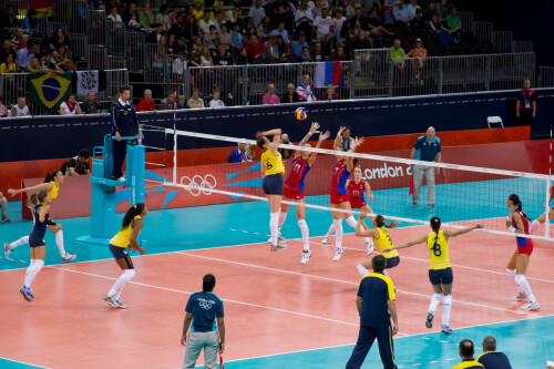 London 2012 - Volleyball - Ladies Quarter Finals 

Brazil v Russia in the second quarter final.  This one went to 5 sets.

Danielle passing to Thaisa