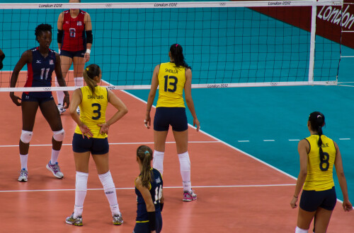 London 2012 - Volleyball - Ladies Final

Brazil v U.S.A. in the Ladies gold medal final.

U.S.A. hadn't lost a game all year and Brazil were embarassingly bad in the first set, but they sped up their attack massively and started getting clever with subbing their setters on and off to win 3-1.

The Brazillian setter Danielle signals the pay to her hitters.  This is what I try to do; then the first ball is so bad I just have to stick it somewhere in the air.