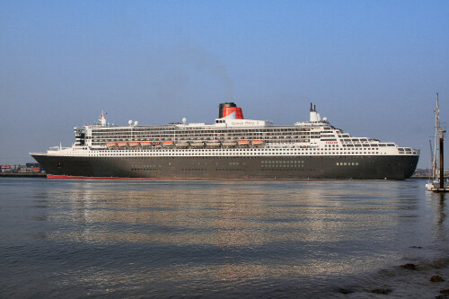 The final meeting of Cunard's "3 Queens" took place in Southampton on Tuesday, 22nd April 2008

This is the Queen Mary 2 turning round, before passing the QE2 and Queen Victoria on her way out to sea.