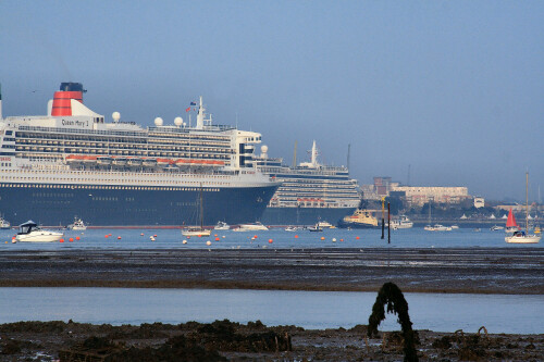 The final meeting of Cunard's "3 Queens" took place in Southampton on Tuesday, 22nd April 2008

This is QM2 passing the Queen Victoria on her way out to the Solent.