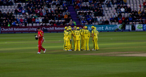 Pietersen nicked one, but the keeper dropped it.  There was a bit of confusion, and when Pietersen turns round, he finds Carberry stood next to him.  Off you trot, Kev.