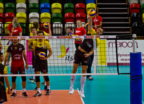 PGE Skra Bełchatów vs. IBB Polonia London at the London Legacy Games 2015

This is the extreme version of "setting to the antenna"!