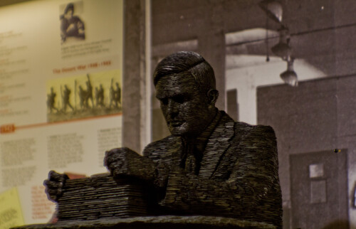 Stephen Kettle's statue of Alan Turing.